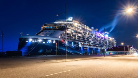 Téléchargez les photos : Copenhague, Danemark - Le 28 juillet 2023 : Le navire Celebrity Cruises Apex accosté au port de Copenhague, Danemark la nuit. - en image libre de droit