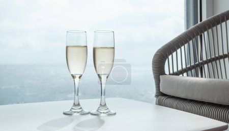 Téléchargez les photos : Deux verres de champagne sur la table de la suite bateau de croisière. - en image libre de droit