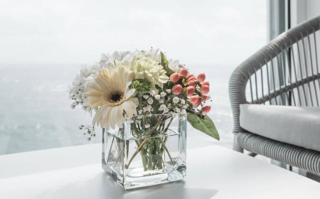 Téléchargez les photos : Beau bouquet blanc de fleurs en vase sur la table du bateau de croisière. - en image libre de droit