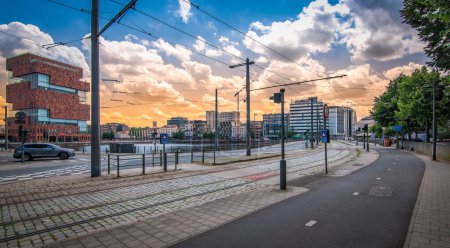 Téléchargez les photos : Rue et voie de tram près de la petite île moderne dans le centre-ville d'Anvers, Belgique. - en image libre de droit