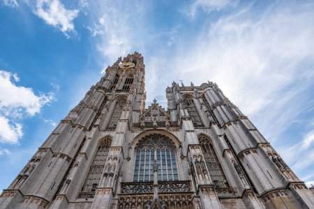 Téléchargez les photos : Cathédrale Notre-Dame d'Anvers, Belgique. Vue à angle bas. - en image libre de droit