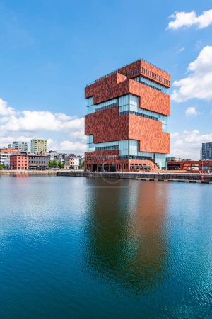 Téléchargez les photos : Anvers, Belgique - 10 juillet 2023 : MAS (Museum at the stream) à Anvers. Bâtiment moderne reflétant dans l'eau sur la Petite Île. - en image libre de droit