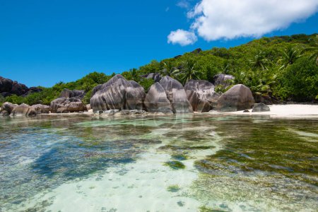 Téléchargez les photos : Incroyable plage naturelle avec des rochers de granit sur l'île de La Digue, Seychelles. - en image libre de droit