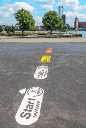 Téléchargez les photos : Sentier de course panneaux de distance dans la rue à Rotterdam, Pays-Bas. - en image libre de droit