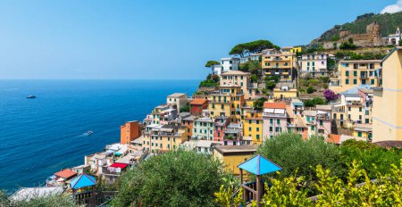 Téléchargez les photos : Cinque Terre Riomaggiore village sur la colline. - en image libre de droit