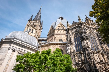 Catedral de Aquisgrán, hermosa arquitectura de iglesia católica romana en el centro de la ciudad de Aquisgrán, Alemania.