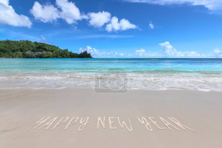Téléchargez les photos : Bonne année sur la plage tropicale. - en image libre de droit