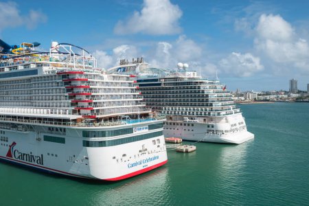 Téléchargez les photos : San Juan, Porto Rico - Nov 22, 2023 : Carnaval Cruise Line Celebration ship and Princess Cruises Sky ship in port of San Juan. Vue arrière. - en image libre de droit