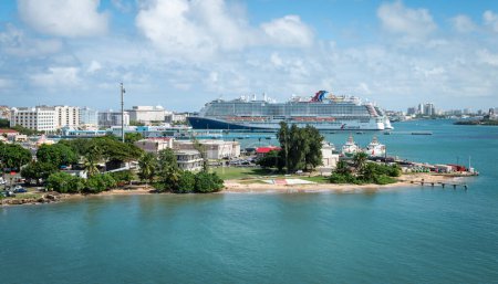Téléchargez les photos : San Juan, Porto Rico - 22 nov. 2023 : Vue latérale du bateau de croisière Carnival Cruise Line dans le port de San Juan, Porto Rico. - en image libre de droit