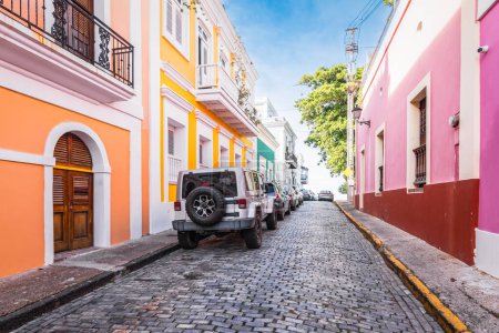 Téléchargez les photos : Vieille ville de San Juan avec des maisons colorées et rue pavée par une belle journée. - en image libre de droit