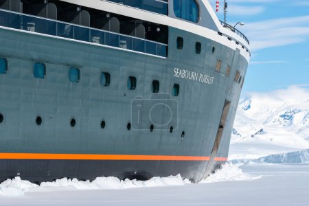 Téléchargez les photos : Hanusse Bay, Antarctique - 14 janvier 2024 : Le navire de croisière d'expédition Seabourn Pursuit traverse la glace en Antarctique. - en image libre de droit