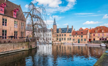Téléchargez les photos : Image de voyage du canal de Bruges en centre-ville, Belgique. - en image libre de droit