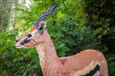 Téléchargez les photos : Zoo Planckendael, Malines, Belgique - 29 août 2023 : Brick Safari et Animal Expo construits avec des briques Lego. Gazelle. - en image libre de droit