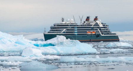 Téléchargez les photos : Prospect Point, Antarctique - 12 janvier 2024 : Navire de croisière Seabourn Pursuit sur mer glacée en Antarctique. - en image libre de droit