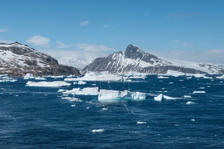 Téléchargez les photos : Antarctique paysage de montagne avec glace flottante sur la mer. - en image libre de droit