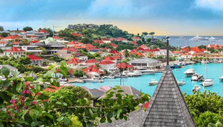 Téléchargez les photos : Vue du port de Gustavia, Saint-Barthélemy. Luxe, voyages et vacances dans les Caraïbes. - en image libre de droit
