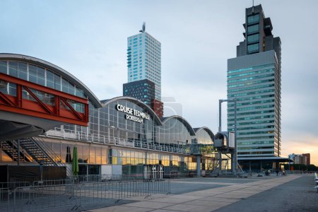 Téléchargez les photos : Rotterdam, Pays-Bas - 18 juillet 2023 : Terminal portuaire de croisière à Rotterdam. - en image libre de droit