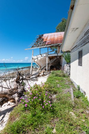 Téléchargez les photos : Ancien bâtiment détruit par les ouragans sur la plage de Remire Island, Seychelles. - en image libre de droit