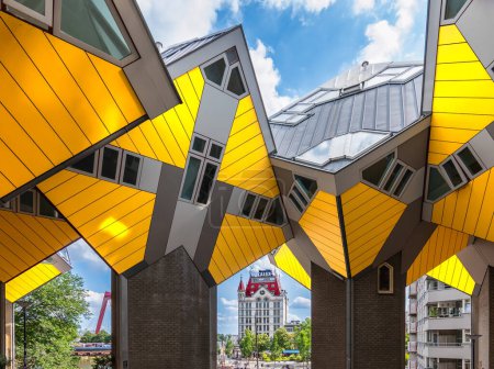 Téléchargez les photos : Rotterdam, Pays-Bas - 18 juillet 2023 : Maisons en cube jaune à Rotterdam au Vieux Port. - en image libre de droit