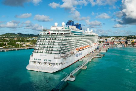 Téléchargez les photos : St John's, Antigua - 28 novembre 2023 : Le navire de croisière PO Britannia accosté au port de St Johns, Antigua. - en image libre de droit