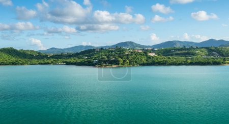Téléchargez les photos : Paysage marin et montagnard d'Antigua, Antigua-et-Barbuda. - en image libre de droit