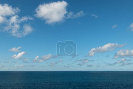 Téléchargez les photos : Ciel bleu et nuages sur la mer des Caraïbes. - en image libre de droit