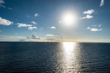 Téléchargez les photos : Paysage marin avec reflet solaire dans l'eau. Mer des Caraïbes. - en image libre de droit