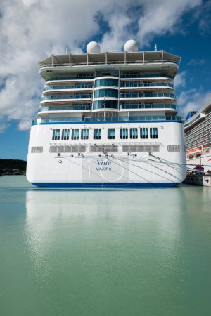 Téléchargez les photos : St John's, Antigua - 28 novembre 2023 : Oceania Cruises Vista navire dans le port de St John's, Antigua. - en image libre de droit