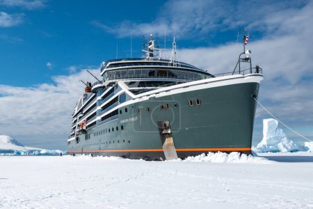 Téléchargez les photos : Hanusse Bay, Antarctique - 14 janvier 2024 : Navire de croisière Seabourn Pursuit perçant la glace de mer en Antarctique. - en image libre de droit