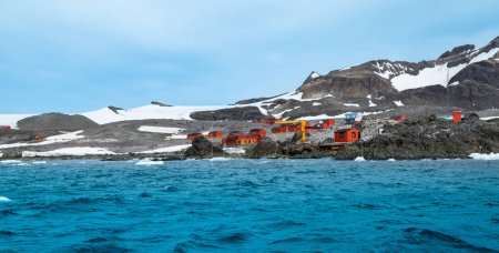 Téléchargez les photos : Hope Bay, Antarctique - 10 janvier 2024 : Vue de la base d'Esperanza, station de recherche argentine à Hope Bay, péninsule Antarctique. - en image libre de droit