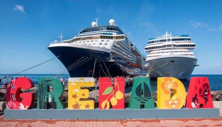 Téléchargez les photos : St Georges, Grenade - 26 novembre 2023 : Panneau de bienvenue à Grenade devant le navire Oceania Cruises et le navire Celebrity Cruises dans le port de Grenade. - en image libre de droit