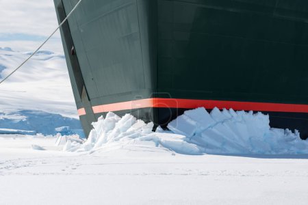 Téléchargez les photos : Croisière d'hiver concept de vacances. Navire de croisière perçant la glace. - en image libre de droit