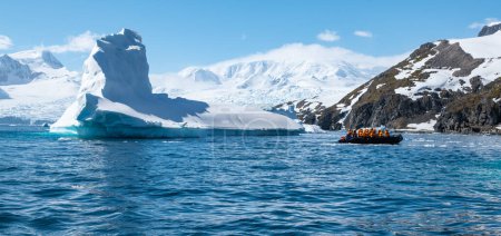 Téléchargez les photos : Aventure à Cierva Cove. Iceberg dans l'océan Antarctique. - en image libre de droit