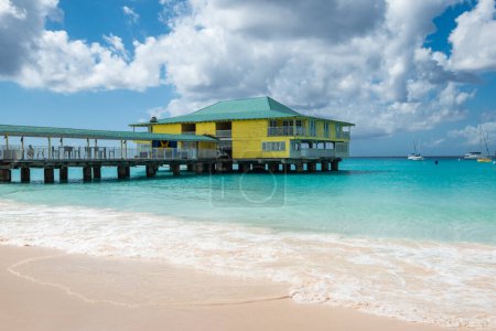Plage de galets, belle plage des Caraïbes à Bridgetown, Barbade.
