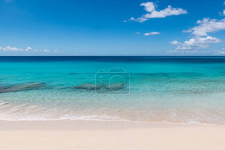 Strand von Maho, St Maarten. Tropischer Strand in der Karibik.