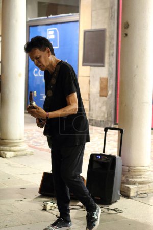 Photo for Ferrara, Italia - August 26, 2022: The Ferrara Buskers Festival is dedicated to the art of the street. Tuphan is an artist who uses the guitar in an almost magical way, he also entertains with his movements. - Royalty Free Image
