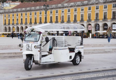 Téléchargez les photos : Mototaxi stationné dans la Praa do Comrcio à Lisbonne (Portugal). Taxi moto ou tuk tuk à Lisbonne. - en image libre de droit