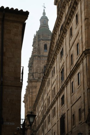 Foto de Vista de la Clerecia en Salamanca (Castilla y León, España). Iglesia barroca del siglo XVIII en Salamanca. - Imagen libre de derechos