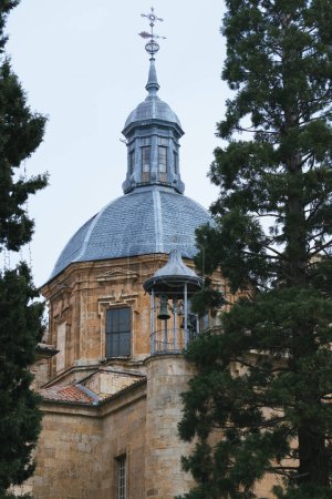 Cúpula de la Iglesia de San Sebastián en Salamanca (Castilla y Len, España). Campanario de una famosa iglesia católica de piedra en Salamanca.