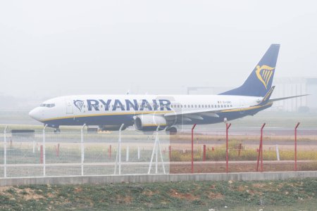 Téléchargez les photos : Séville, Espagne ; 6 février 2024 : Ryanair Boeing 737-800 avion commercial sur la piste de l'aéroport par une froide journée d'hiver avec brouillard. - en image libre de droit