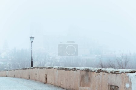 Foto de Fotografía que transmite una atmósfera de frío, invierno y niebla. Calle solitaria en un día de invierno con niebla que evoca un sentido de misterio. - Imagen libre de derechos