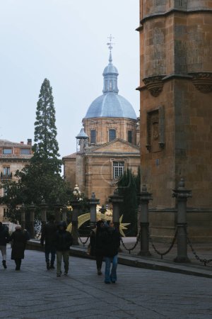 Téléchargez les photos : Salamanque, Espagne ; 26 décembre 2023 : Les touristes se promènent par la cathédrale de Salamanque et l'église de Saint Sébastien dans le centre historique de la ville. - en image libre de droit