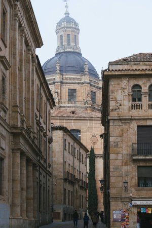 Téléchargez les photos : Salamanque, Espagne ; 25 décembre 2023 : Façade du clergé de l'Université pontificale de Salamanque avec sa célèbre coupole et sa façade en pierre. - en image libre de droit