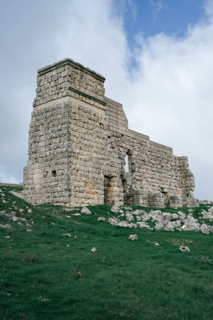 Restes de l'ancien théâtre romain de la ville d'Acinipo. vestiges archéologiques romains dans l'ancienne ville d'Acinipo.