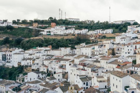 Casas de estilo andaluz en el pueblo de Setenil de las Bodegas. Pueblo andaluz de Cádiz. Pueblo construido en la colina de una montaña.