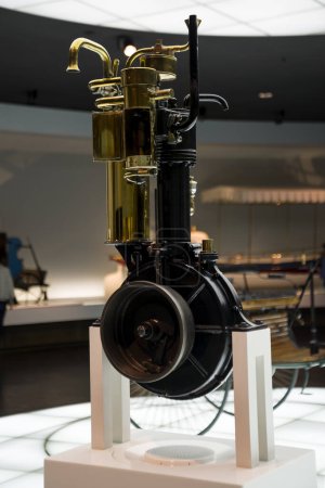 STUTTGART, DEUTSCHLAND - 13. Dezember 2017. Der erste Benz-Motor im Mercedes-Benz Museum. Wolkenverhüllung .