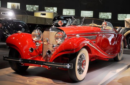 Téléchargez les photos : STUTTGART, ALLEMAGNE - 13 décembre 2017 : Mercedes-Benz 500K Special-Roadster 1936 vintage au musée Mercedes-Benz. - en image libre de droit