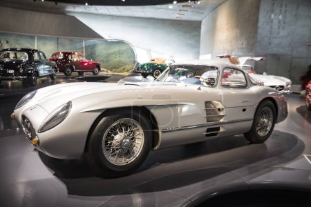 Foto de Stuttgart, Alemania - 13 de diciembre de 2017: Museo Mercedes. Lado izquierdo del magnífico vehículo vintage brillante blanco en la exposición de coches. - Imagen libre de derechos
