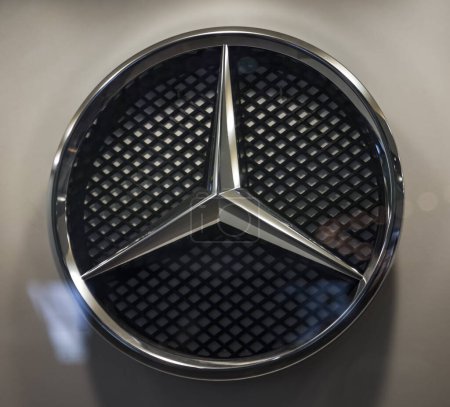 Téléchargez les photos : Stuttgart, Allemagne - Photo prise le 13 décembre 2017 : Musée Mercedes-Benz, logo Mercedes-Benz. Le directeur technique de Deutz, Gottlieb Daimler, l'a conçu. - en image libre de droit