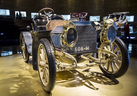 Foto de Stuttgart, Alemania - 13 de diciembre de 2017: Museo Mercedes. El lado derecho de un Mercedes-Simplex de 40 CV es el Mercedes más antiguo que aún existe. - Imagen libre de derechos